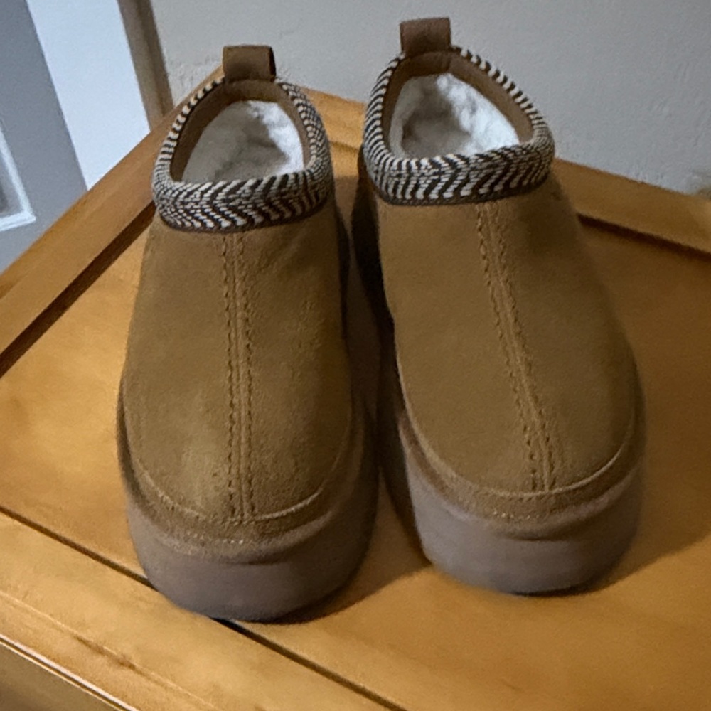 Ugg Kookaburra Burree Platform Slipper. Very Gently Used. Great Condition!